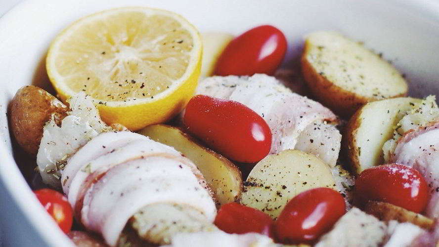 Рецепт трески, запеченной в духовке с картофелем, помидорами и беконом