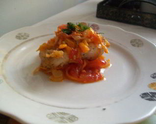 Тушеная рыба с помидорами