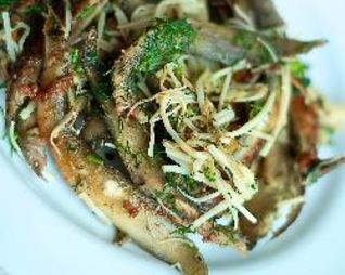 Угорь, жаренный с грибами еноки