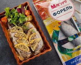 Запеченная радужная форель с зеленью и лимоном