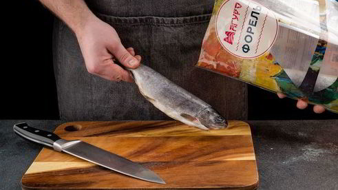 запеченная радужная форель с зеленью и лимоном