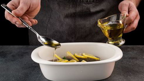 запеченная радужная форель с зеленью и лимоном