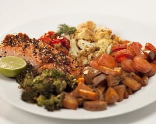 Запеченный лосось с овощами