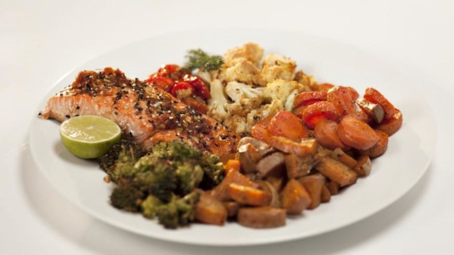 Рецепт запеченного лосося с овощами