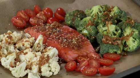 запеченный лосось с овощами