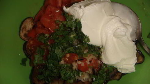 салат-гарнир с баклажанами и помидором