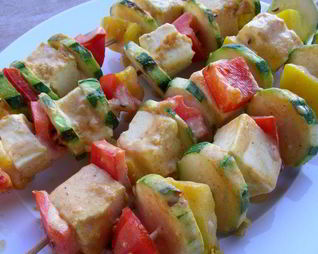 Пряные шашлычки с овощами и сыром в индийском стиле