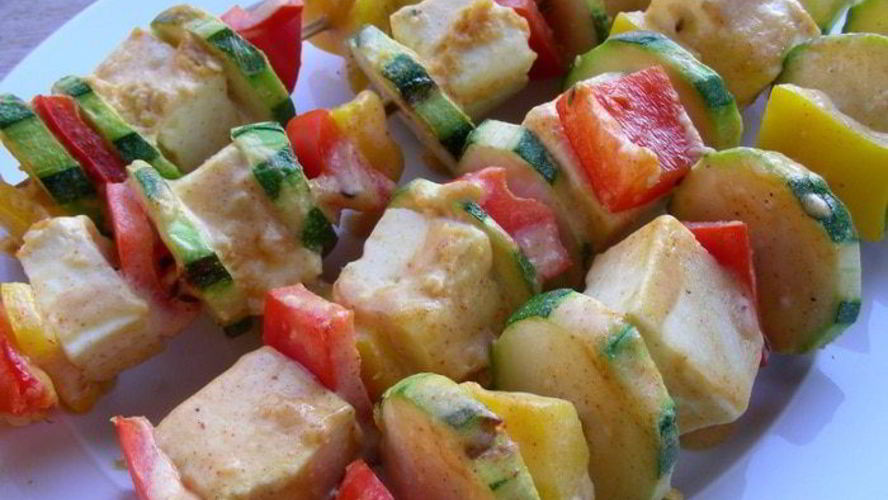 Рецепт пряных шашлычков с овощами и сыром в индийском стиле
