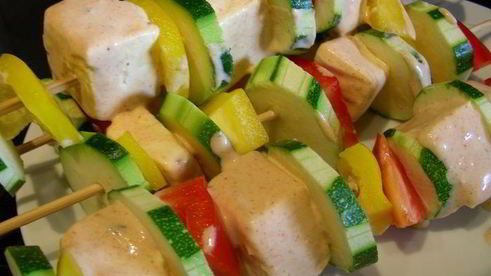 пряные шашлычки с овощами и сыром в индийском стиле