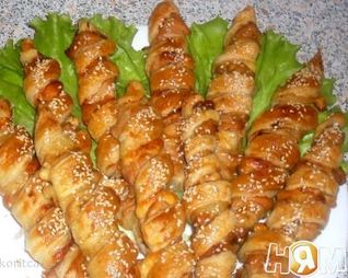 Шашлычки из индейки с ананасами в слоеном тесте