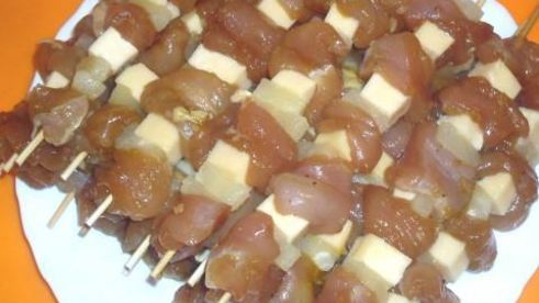 шашлычки из индейки с ананасами в слоеном тесте