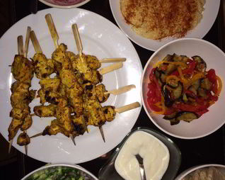 Шашлычки из индейки с йогуртовой заправкой и салатом из огурцов