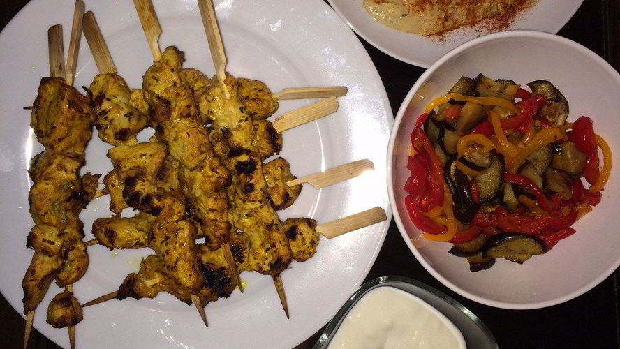 Рецепт шашлычков из индейки с йогуртовой заправкой и салатом из огурцов