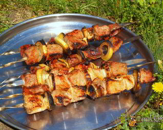 Шашлык из говядины с горчицей и гранатовым соусом