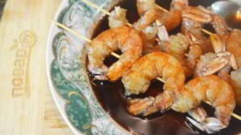 шашлык из креветок с кунжутом