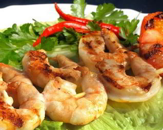 Шашлык из креветок с соусом чили