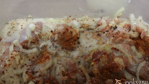 шашлык из куриного филе, маринованного в сыворотке