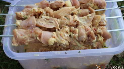 шашлык из куриного филе, маринованного в сыворотке