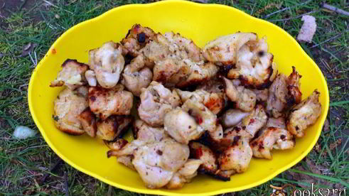 шашлык из куриного филе, маринованного в сыворотке