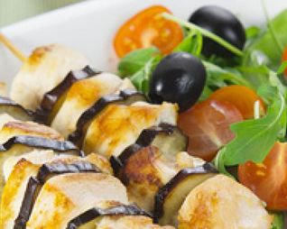 Шашлык из куриной грудки с овощами