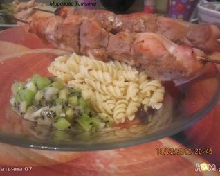 Шашлык из куриных грудок с соусом из киви и меда