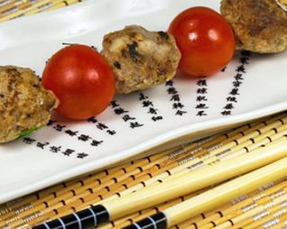 Шашлык из мясных шариков и помидоров черри