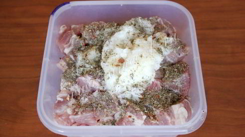 шашлык из свинины в духовке на противне