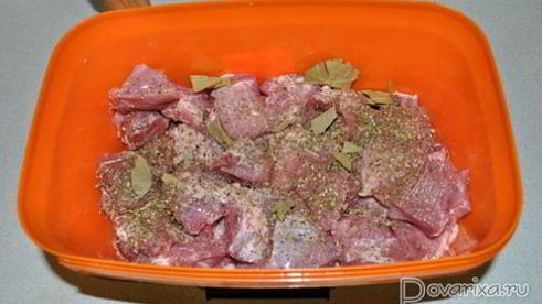 шашлык, маринованный в луке и масле