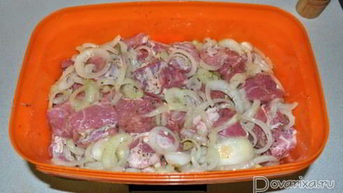 шашлык, маринованный в луке и масле