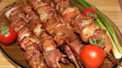 свиные шашлычки с копченой грудинкой