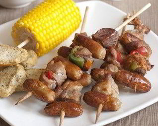 Свиные шашлыки с чоризо и луком