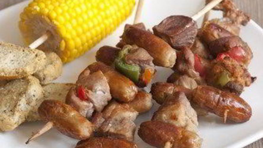 Рецепт свиных шашлыков с чоризо и луком