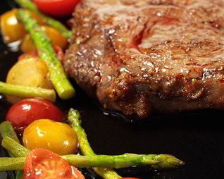 Говяжьи стейки с жареными помидорами черри