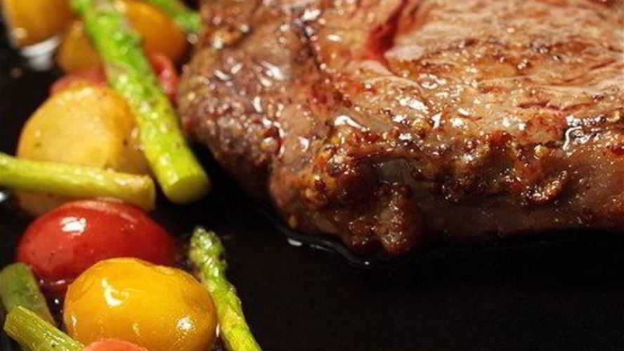 Рецепт говяжьих стейков с жареными помидорами черри