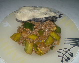 Гречотто луковое с отварным стейком из зубатки