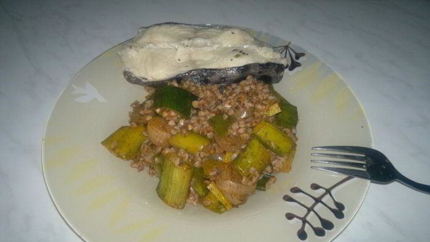 Рецепт гречотто луковое с отварным стейком из зубатки