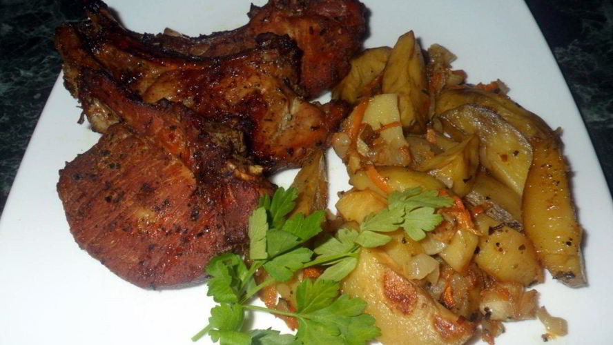 Рецепт нежных стейков из свинины с чесноком в духовке