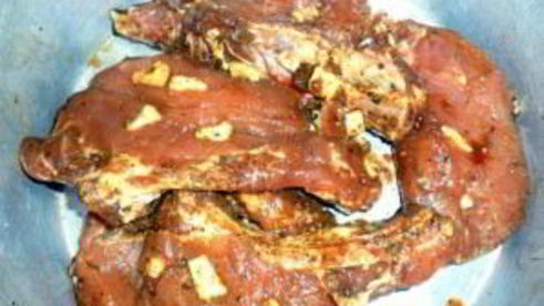 нежные стейки из свинины с чесноком в духовке