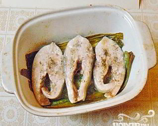 Рыбные стейки на листьях пража