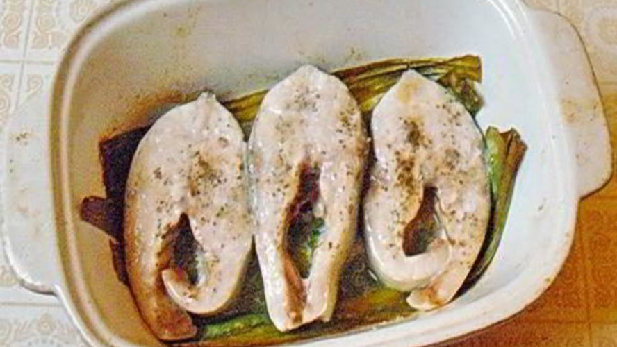 Рецепт рыбных стейков на листьях пража