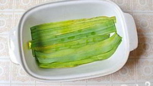 рыбные стейки на листьях пража