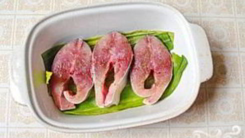 рыбные стейки на листьях пража