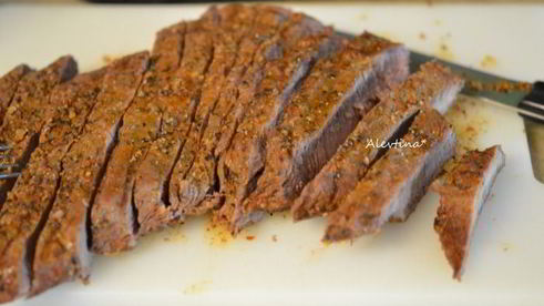 стейк флэт-айрон на сковороде