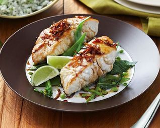 Стейк голубой акулы на сковороде