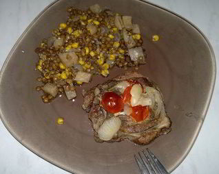 Стейк из бараньей шеи, запеченный в горшке и чечевица с кукурузой, сельдереем и чесноком