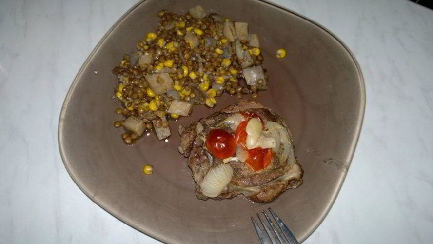 Рецепт стейка из бараньей шеи, запеченный в горшке и чечевица с кукурузой, сельдереем и чесноком