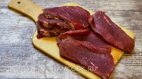 стейк из говядины на сковороде