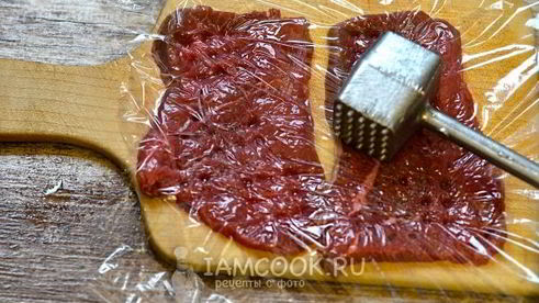 стейк из говядины на сковороде