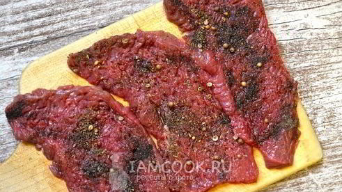 стейк из говядины на сковороде