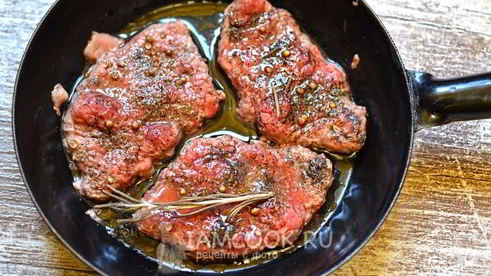 стейк из говядины на сковороде